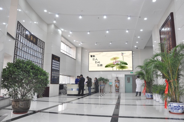 2.整潔明亮的大廳，人性化服務(wù)流程體現(xiàn)人文關(guān)懷。.jpg